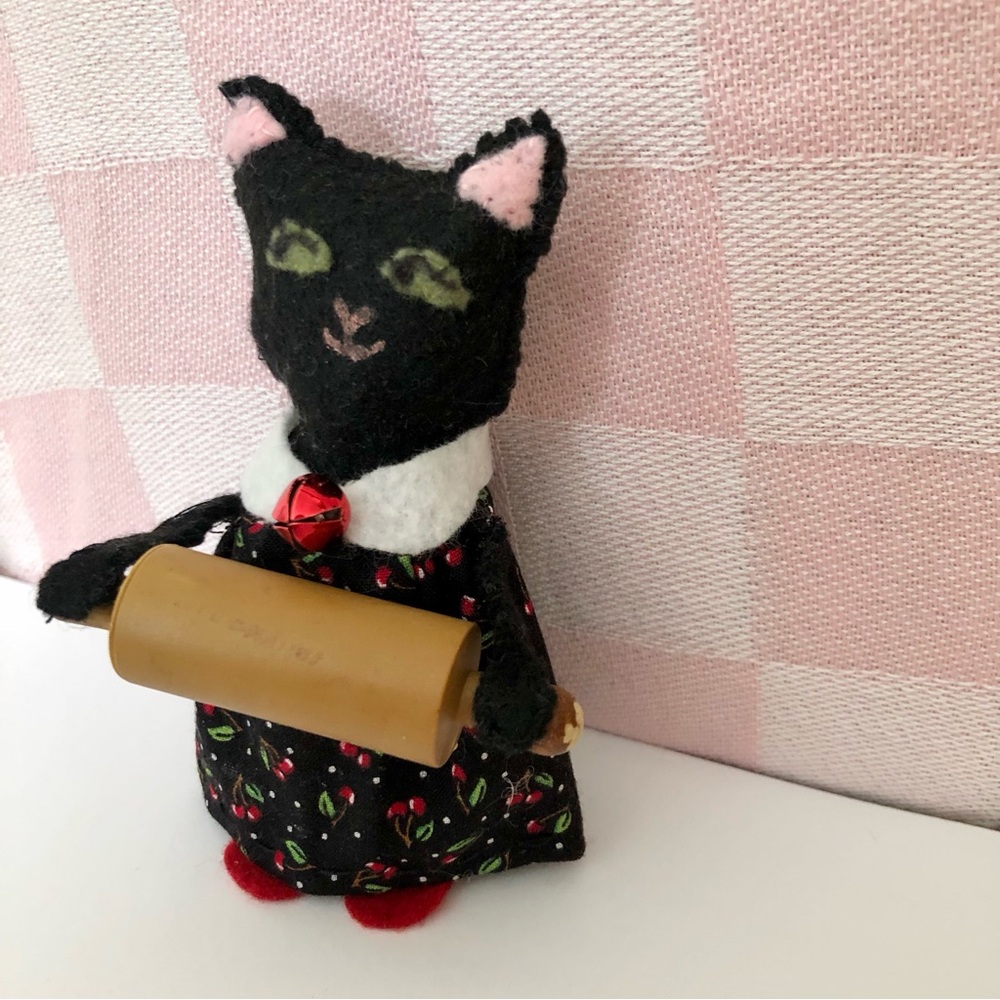 Baker Felt Cat art doll black with cherry dress, rolling pin NWT hand-sewn - Picture 3 of 7